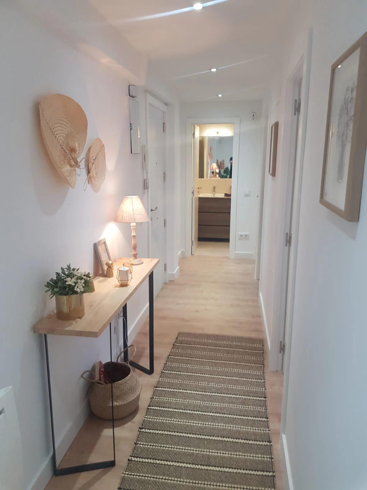 Interior de vivienda recién reformada con diseño premium